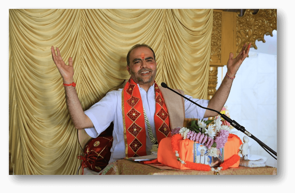 Shashtriji Ramniklal Jivabhai Dave reading the Jalaram Katha, year 2016