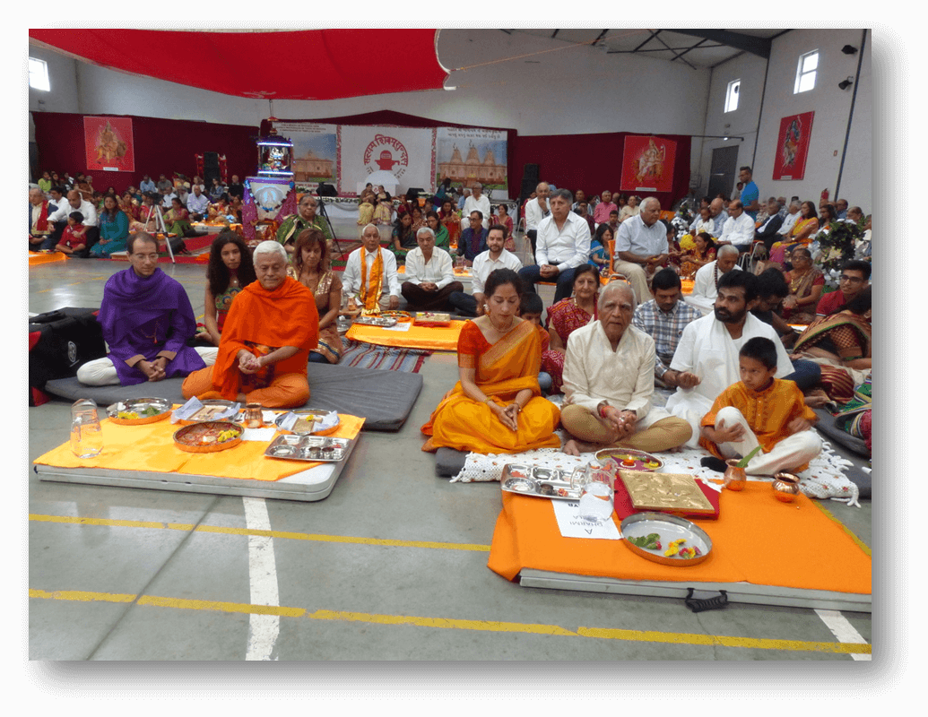 Yagya and aarti on the occasion of the ceremony of laying the foundation stone of the new Shiva Temple