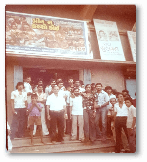 Shreeman Haridas Daramci standing in front of Aradhna cinema, with his staff and members of the public