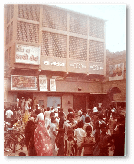 The crowd outside of the cinema adding to the atmosphere